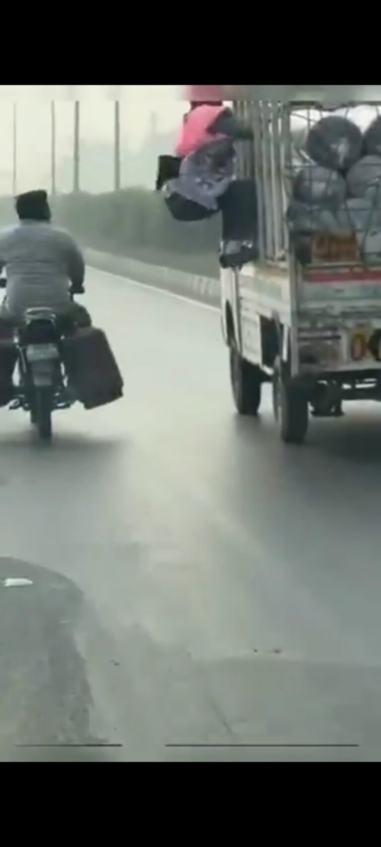 दूल्हे की नोटों की माला से नोट खींचकर एक युवक, नाराज दूल्हा शादी की रस्में छोड़कर चोर को पकड़ने दौड़ा