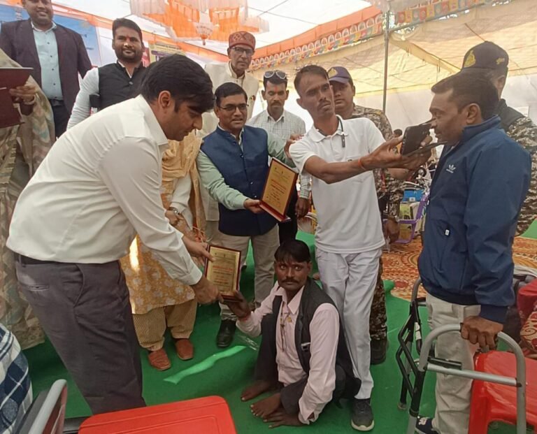 कलेक्टर ने स्वावलंबी बने दिव्यांगों को प्रशस्ति पत्र से सम्मानित किया।