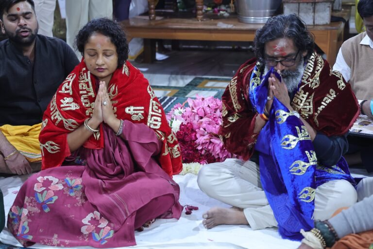 तीन बार मुख्यमंत्री रहने के बाद चौथा कार्यकाल भी हो सफल इसी कामना को लेकर धर्मपत्नी के साथ बाबा महाकाल की शरण में पहुंचे झारखंड के मुख्यमंत्री हेमंत सोरेन