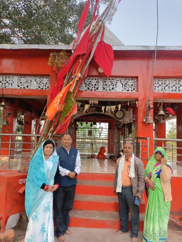 किसान ने मंदिर निर्माण के लिए दान कर दी खेती की जमीन लोगों ने फूल- माला पहनाकर किया स्वागत।