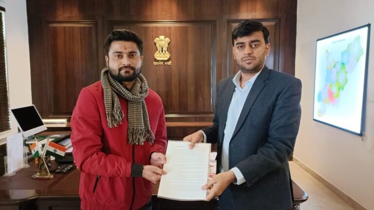 कलेक्टर ने दो आवेदक को पटवारी पद पर अनुकंपा नियुक्ति पत्र सौंपकर दिवंगत शासकीय सेवक को दी श्रद्धांजलि।