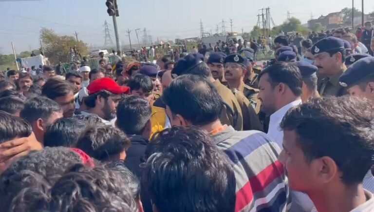 युवक की करंट लगने से हुई मौत, परिजनों ने हाइवे पर शव रखकर किया चक्का जाम..