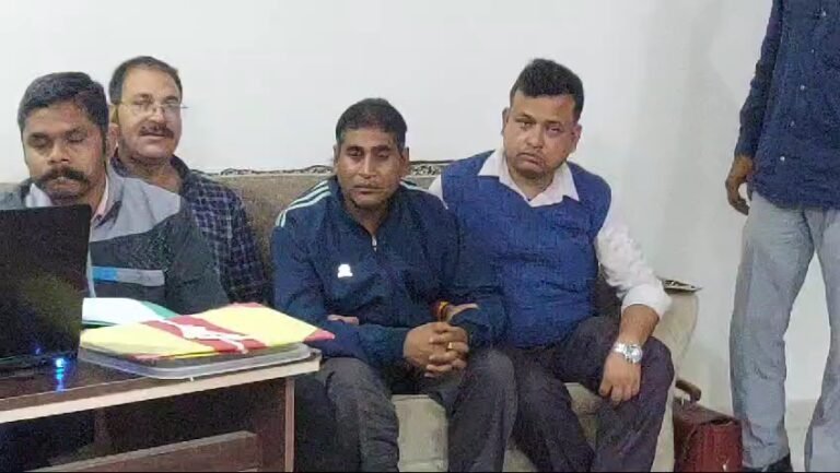 पुलिस आरक्षक को लोकायुक्त ने 50 हजार की रिश्वत लेते हुए रंगे हाथों पकड़ा।