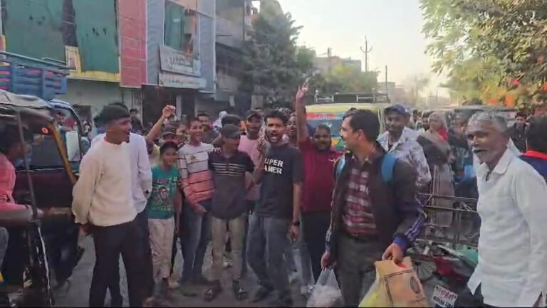 राज्यमंत्री इंदर सिंह परमार के गृह क्षेत्र में सड़कों की खराब हालत पर जनता में आक्रोश, किया चक्काजाम।