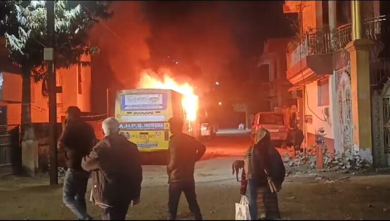 स्कूल बस में लगी भीषण आग