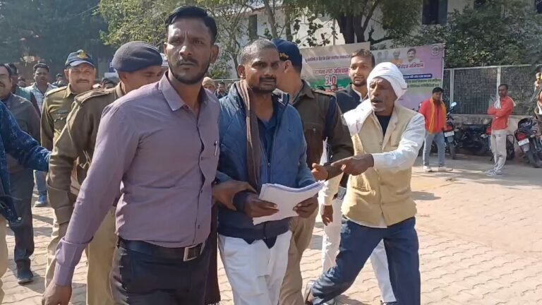 जनसुनवाई में युवक ने डाला पेट्रोल की खुद खुशी करने की कोशिश