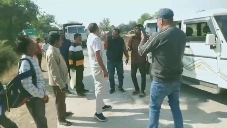 डंपर मालिक ने तहसीलदार के साथ की बदसलूकी, दो डंपर जब्त