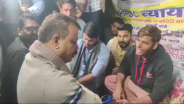 एमपीपीएससी के सामने धरने पर बैठे अभ्यर्थियों से मिले नेता प्रतिपक्ष उमंग सिंघार