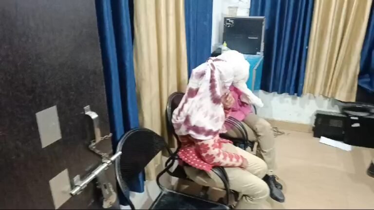 रीवा में सिविल लाइन पुलिस ने पकड़ा दो नकली महिला पुलिसकर्मियों को पकड़ा।