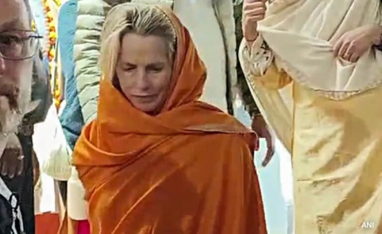 महाकुंभ में भीड़ देख स्टीव जॉब्स की पत्नी को हुई एलर्जी, तबीयत खराब होने के चलते नहीं कर पाईं अमृत स्नान