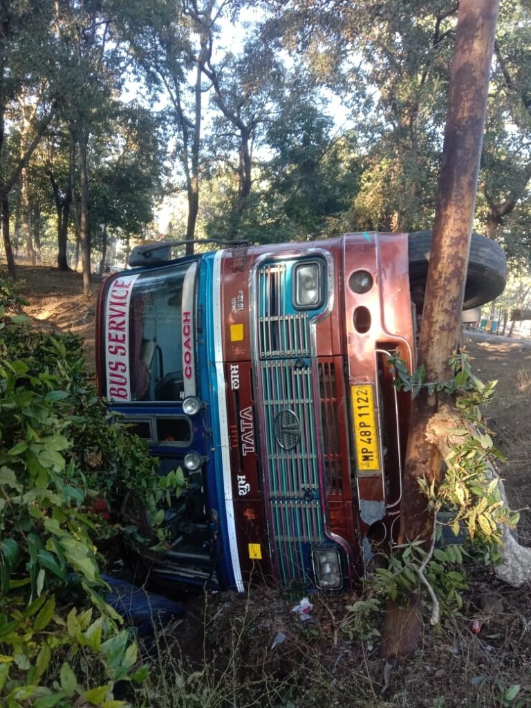 यात्री बस पलटी, 15 घायल, दो की हालत गंभीर, ड्राइवर हिरासत में