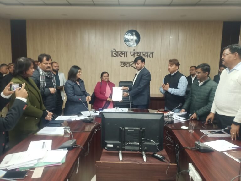 कलेक्टर ने डब्ल्यूजीएफ कार्यक्रम में उत्कृष्ट कार्य पर आंगनवाड़ी कार्यकर्ता को प्रशंसा पत्र सौंपा