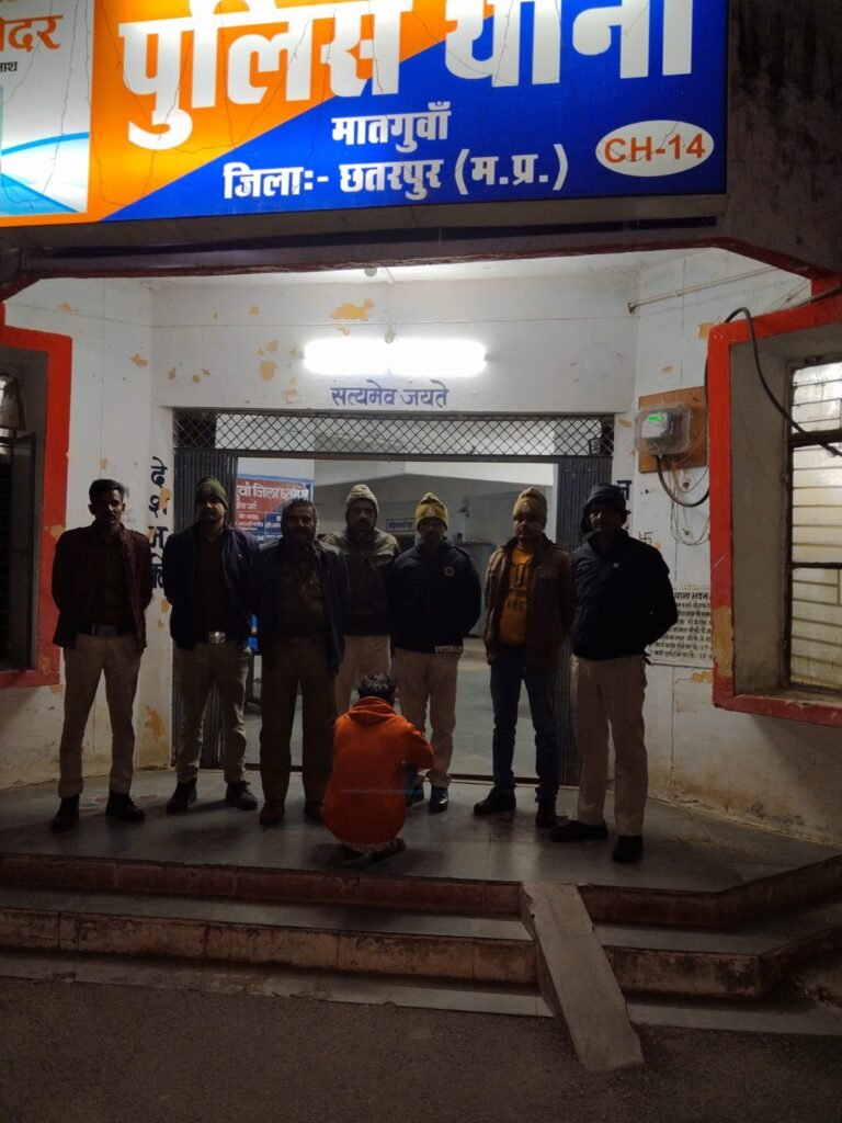 थाना मातगुवां पुलिस ने रात्रि पेट्रोलिंग के दौरान अवैध धारदार तलवार नुमा हथियार सहित आरोपी को पकड़ा
