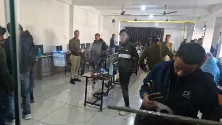 दबिश देकर शेयर मार्केट में निवेश के नाम पर धोखाधड़ी करने वाले गिरोह का किया पर्दाफाश