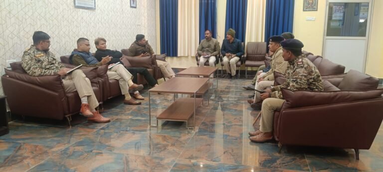 महाकुंभ मेला में श्रद्धालुओं के आवागमन को दृष्टिगत रखते हुए शांति एवं सुरक्षा व्यवस्था हेतु छतरपुर पुलिस द्वारा रेलवे, आरपीएफ, जीआरपी, प्रशासन के साथ आयोजित बैठक।