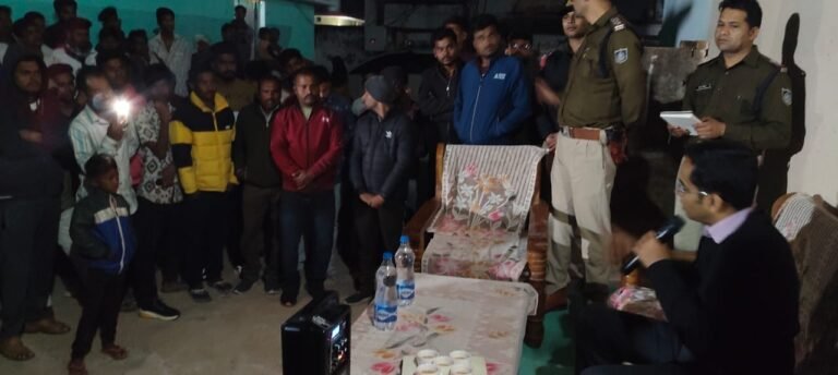 पुलिस अधीक्षक छतरपुर श्री अगम जैन ने थाना सिविल लाइन क्षेत्र के बीडी कॉलोनी में नगर वासियों से किया जनसंवाद