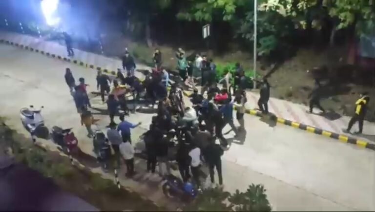 सतना मेडिकल कालेज में देर रात विवाद, ट्रेनिंग डॉक्टर को स्टूडेंट ने दौड़ाकर पीटा, वीडियो वायरल।