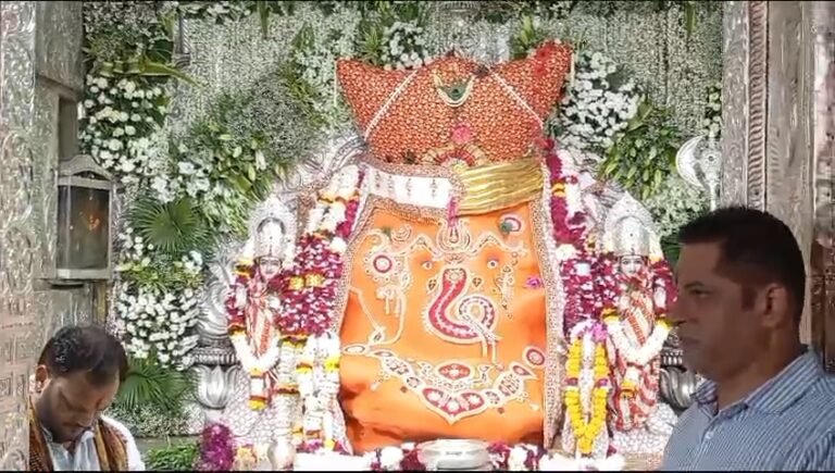 इन्दौर खजराना गणेश मंदिर में उमड़ी भक्तों की भीड़, महाकुंभ की दिखाई दी झलक।