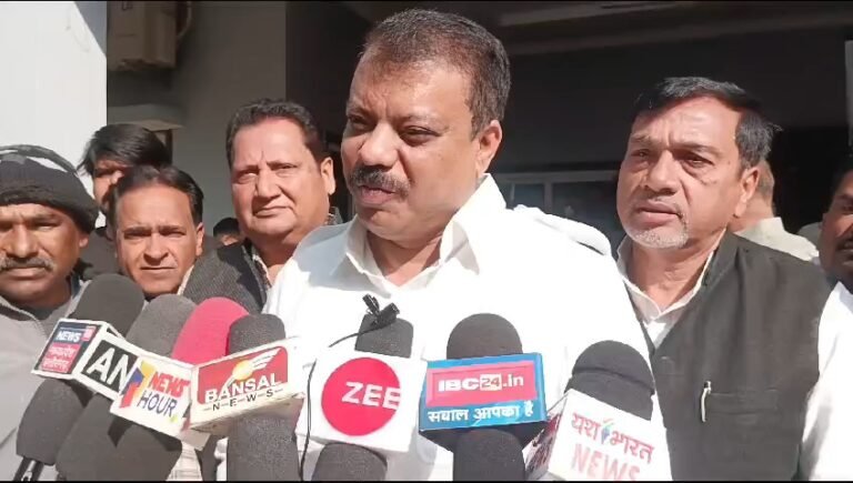 नेता प्रतिपक्ष उमंग सिंघार सिंघार ने दिया बयान कहा कि अधिकारियों को  RSS की चड्डी पहनना चाहिए
