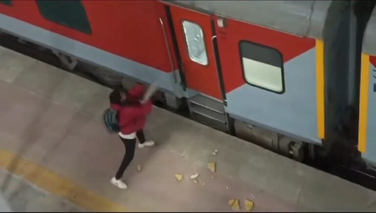 Mahakumbh जा रही Train के ऊपर हो गया पथराब, ट्रेन के गेट और खिड़कियों को यात्रियों ने तोड़ा !