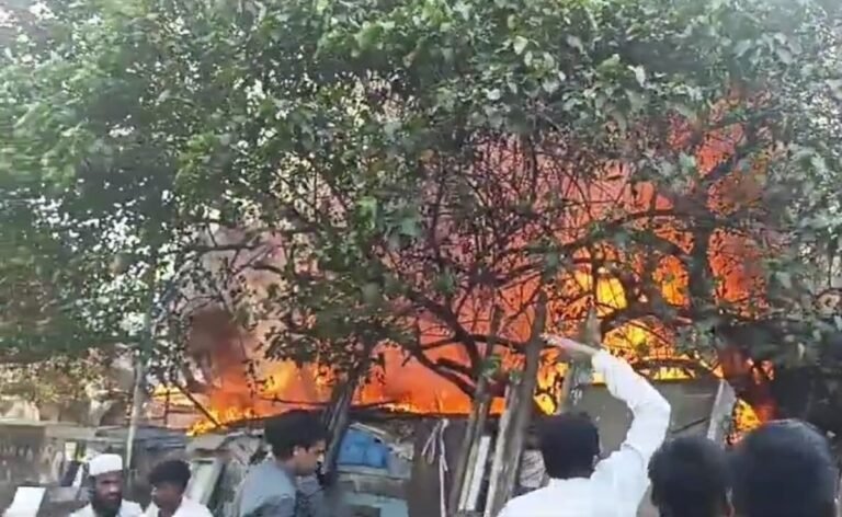 मुंबई के बांद्रा इलाके में लगी भीषण आग, 20 से 25 झोपड़ियां जलकर खाक