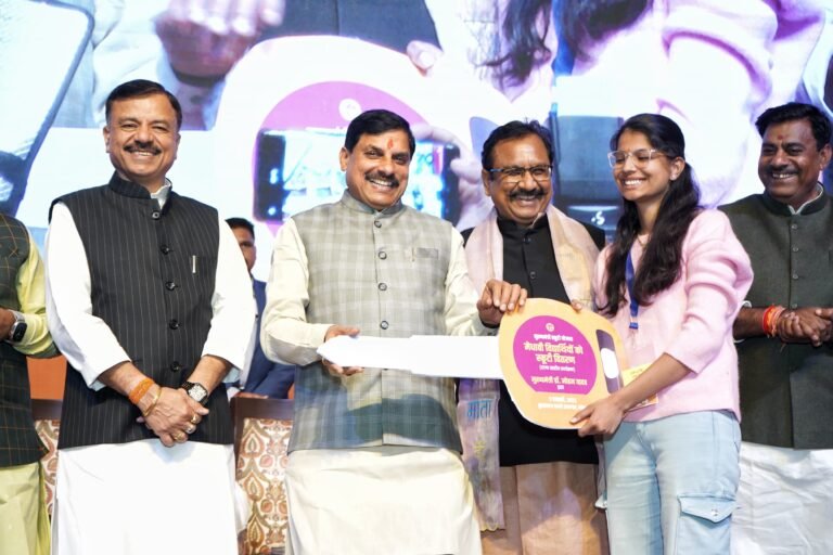 मुख्यमंत्री ने 7900 टॉपर students को वितरित की स्कूटी..