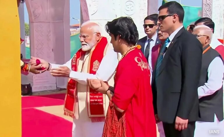 अगले 3 सालों में देश के हर जिले में खोले जाएंगे कैंसर डे केयर सेंटर: बागेश्‍वर धाम में बोले PM मोदी | PM Modi in Bageshwar Dham, says