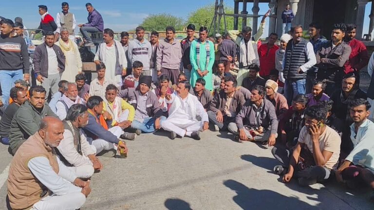 राजगढ़ की मोहनपुरा परियोजना से पानी नहीं छोड़ने से परेशान किसानों ने राजगढ़ के चाटूखेड़ा जोड़ पर किया चक्का जाम।