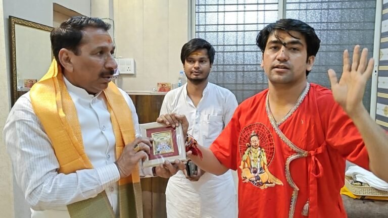 प्रदेश के कृषि मंत्री पहुंचे बागेश्वर धाम, महाराज श्री से लिया आशीर्वाद।