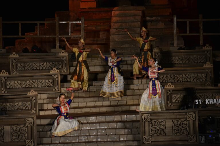 प्राचीन मंदिरों के आंगन में बिखरा कलाओं का आनंद, सुधिजनों ने किए भारतीय संस्कृति और भक्ति परम्परा के दर्शन