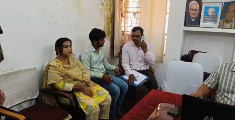 कनिष्ठ आपूर्ति अधिकारी और सेल्समैन 40 हजार की रिश्वत लेते ट्रेप