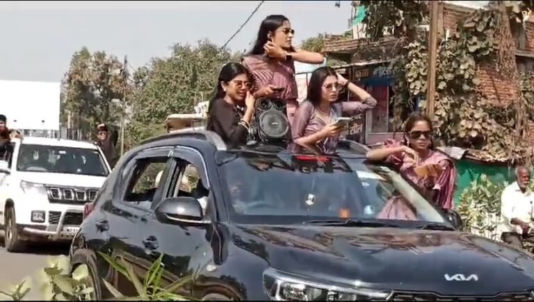 नाबालिकों के द्वारा कार में किये जा रहे स्टंटबाजी पर पुलिस की कार्रवाई।