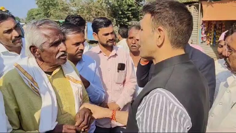 जीतू पटवारी नायब तहसीलदार बाड़ी को पीड़ित किसान प्रभु रजक का जल्द नामांतरण की बात करने का वीडियो वायरल