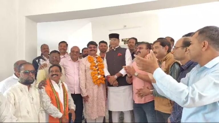 बैतूल जिला मुख्यालय पर एक निजी कार्यक्रम में शामिल होने पहुंचे मंत्री विश्वास सारंग ने मनाया जश्न..