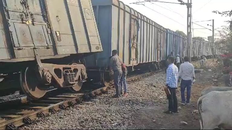 कटनी रेलवे स्टेशन के पास मालगाड़ी के दो डिब्बे पटरी से उतरे …युद्ध स्तर पर कार्य शुरू।