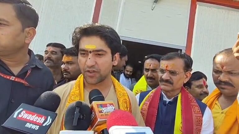 मंदिर के चढ़ावे और कथा के दान से होगा कैंसर हॉस्पिटल का निर्माण: बागेश्वर बाबा