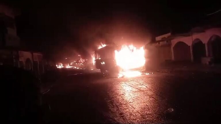 सड़क हादसे दो लोगों की पर पर आक्रोशित 6 ट्रक और 3 बसों को किया आग के हवाले..