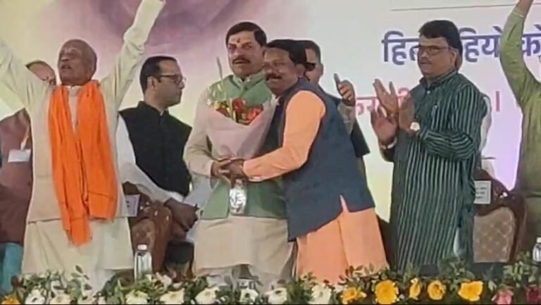प्रदेश के मुखिया ने किया अटल जी की प्रतिमा का अनावरण किये ढेरों घोषणाएं