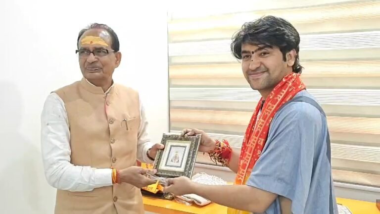 केंद्रीय मंत्री शिवराज सिंह ने बागेश्वर सरकार से लिया आश्रीवाद।