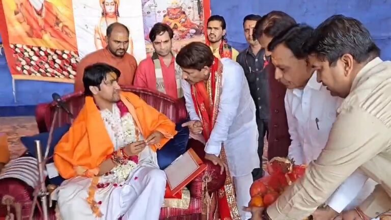 बागेश्वर धाम पहुंचे बीजेपी के सांसद मनोज तिवारी मध्य प्रदेश के डिप्टी सीएम राजेंद्र शुक्ला और जगदीश देवड़ा पंचायत मंत्री पहलाद पटेल