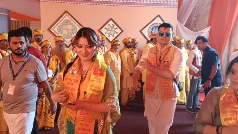 बागेश्वर धाम में कन्या विवाह महोत्सव में उर्वशी रौतेला हुई शामिल