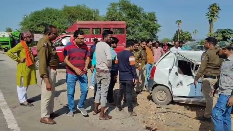 चलती कार का टायर फटा अनियंत्रित होकर सामने खड़े वाहन में टकराई, हादसे में तीन की मौत।