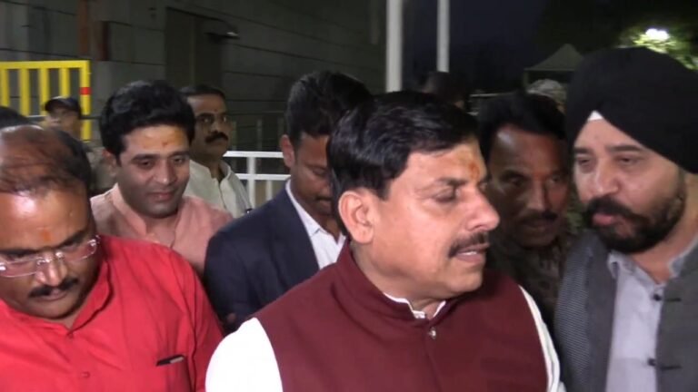 मुख्यमंत्री डॉक्टर मोहन यादव पहुंचे इंदौर दौरा, एयरपोर्ट पर स्थानीय नेताओं ने अभिवादन, प्रमुख मुद्दों पर दिया बयान