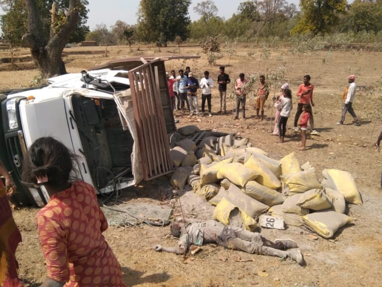 सीमेंट लोड मेटाडोर के पलटने से 2 मजदूर की मौत, घायलों का इलाज जारी।
