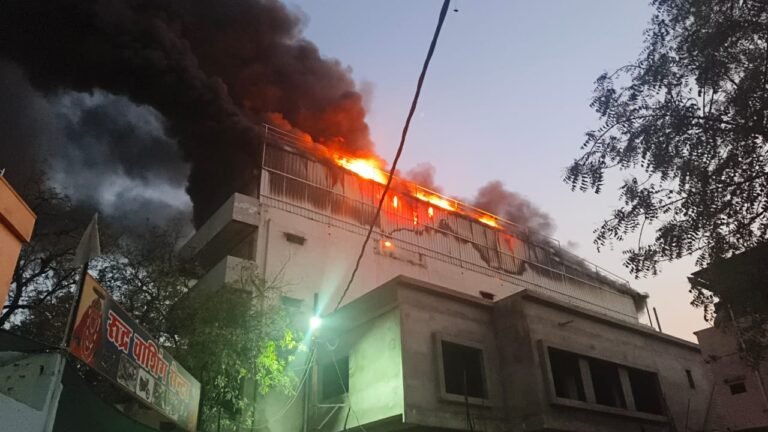 बड़वानी कोतवाली के सामने पहाडीया होम डेकोर में अज्ञात कारणों से लगी भीषण आग बुझाने के प्रयास जारी।
