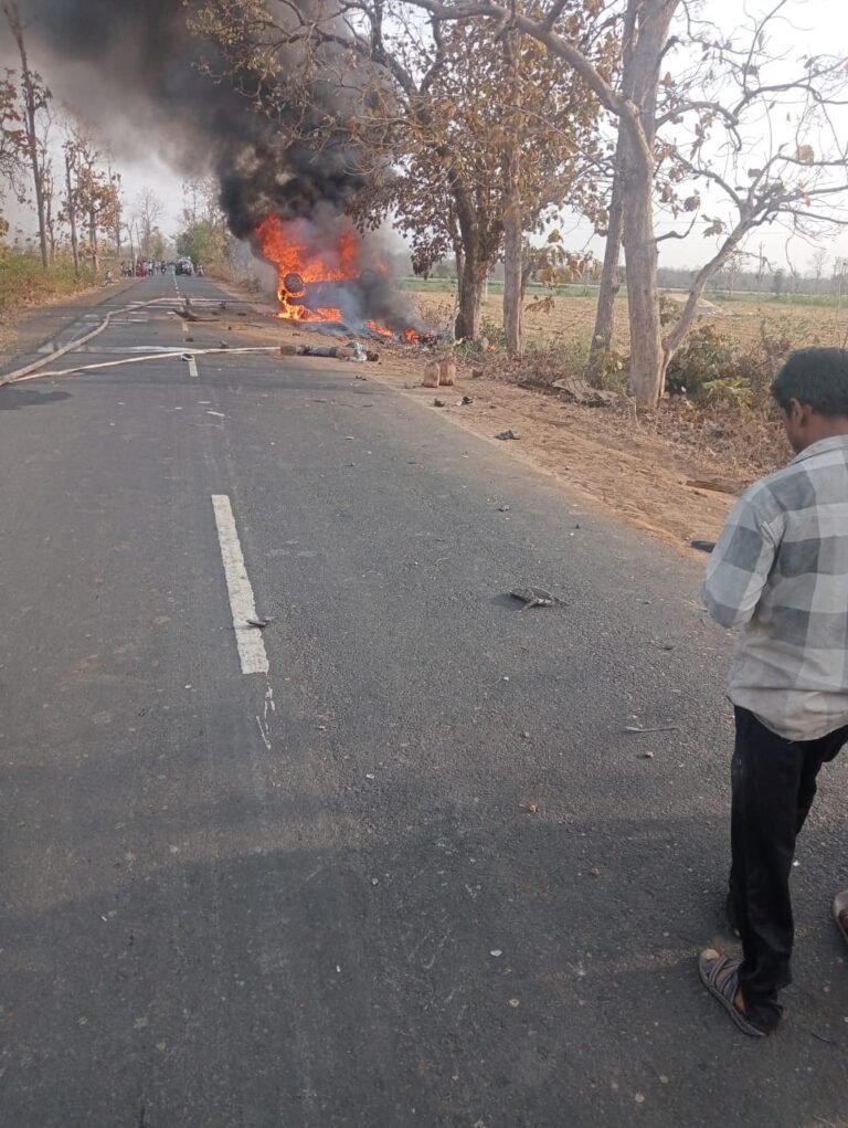 कार और बाइक आपस में टकराए दोनों में लगी आग