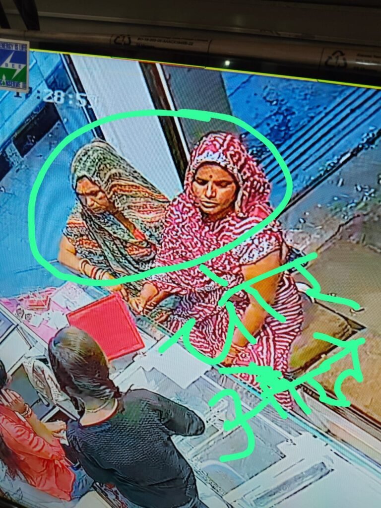 महिलाओं ने ज्वेलर्स दुकान से 28000 कीमत के दो सोने के टॉप्स किये चोरी, घटना CCTV में कैद