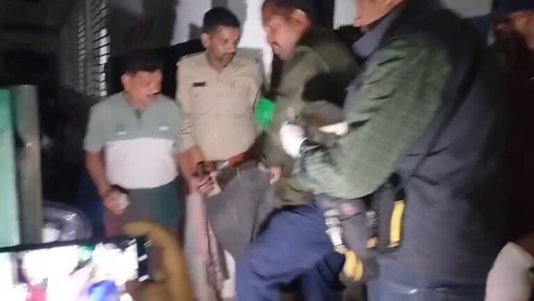 रीवा में वन विभाग और डाक्टरों की टीम ने रेस्क्यू कर तेंदुए को लिया कब्जे में।