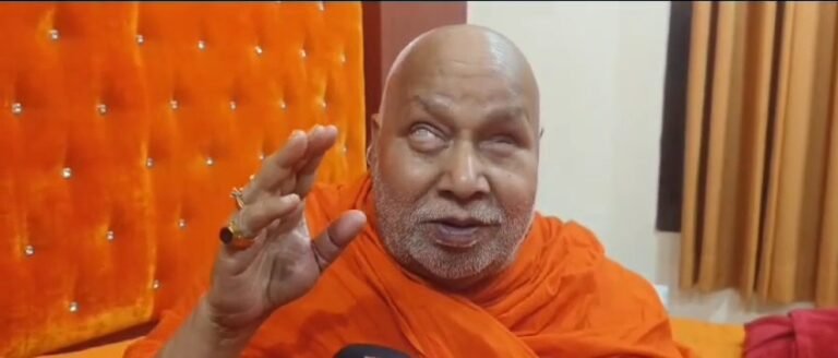 रामभद्राचार्य ने सपा विधायक अबू आजमी के बयान पर कसा तंज, कहा- हिंसक व दुष्ट शासक था औरंगजेब।