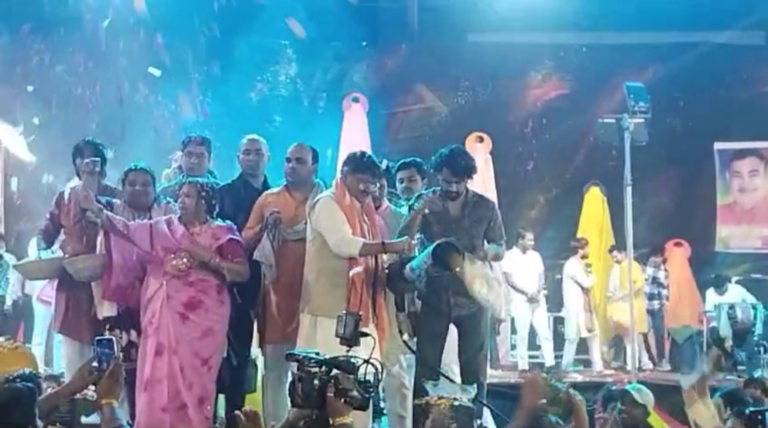 मंत्री कैलाश विजयवर्गीय के निमंत्रण पर फाग उत्सव में शामिल हुए नितिन गडकरी